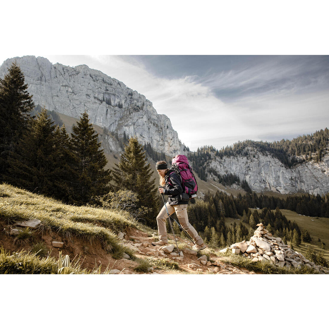 Softshell de montaña y trekking perlante cortavientos Mujer Forclaz MT500 - Image 14